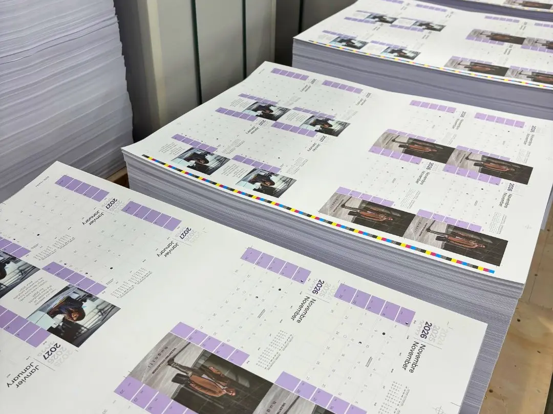 Piles de calendriers imprimés, prêts pour la finition.
