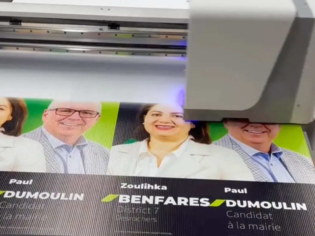 Pancartes électorales sous la tête d'impression d'une imprimante à plat