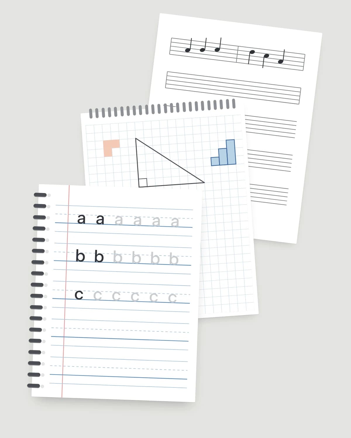 Maquette illustrée de trois cahiers ouverts : des portées de musique avec quelques notes, une page quadrillée avec un triangle, et une page interlignée à spirale où l'on recopie les lettres a, b et c.